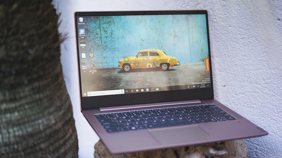 Ноутбук Lenovo IdeaPad C340 с открытым экраном, изображен на камне