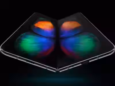 Гибкий смартфон Samsung Galaxy Fold с развернутым экраном