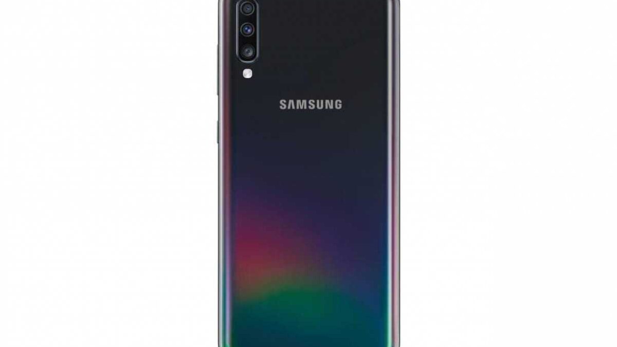 Задняя панель смартфона Samsung Galaxy A70 с тройной камерой и логотипом