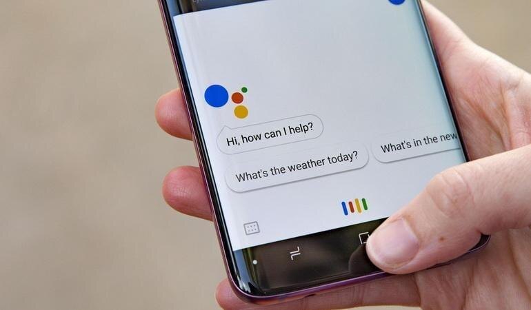 Смартфон с отображением диалогов с Google Assistant
