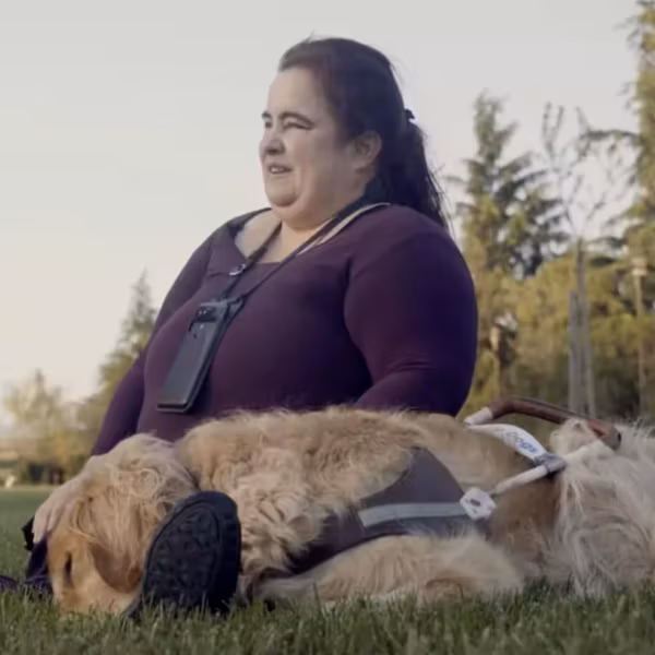 Человек и собака с устройством Google Lookout на поле