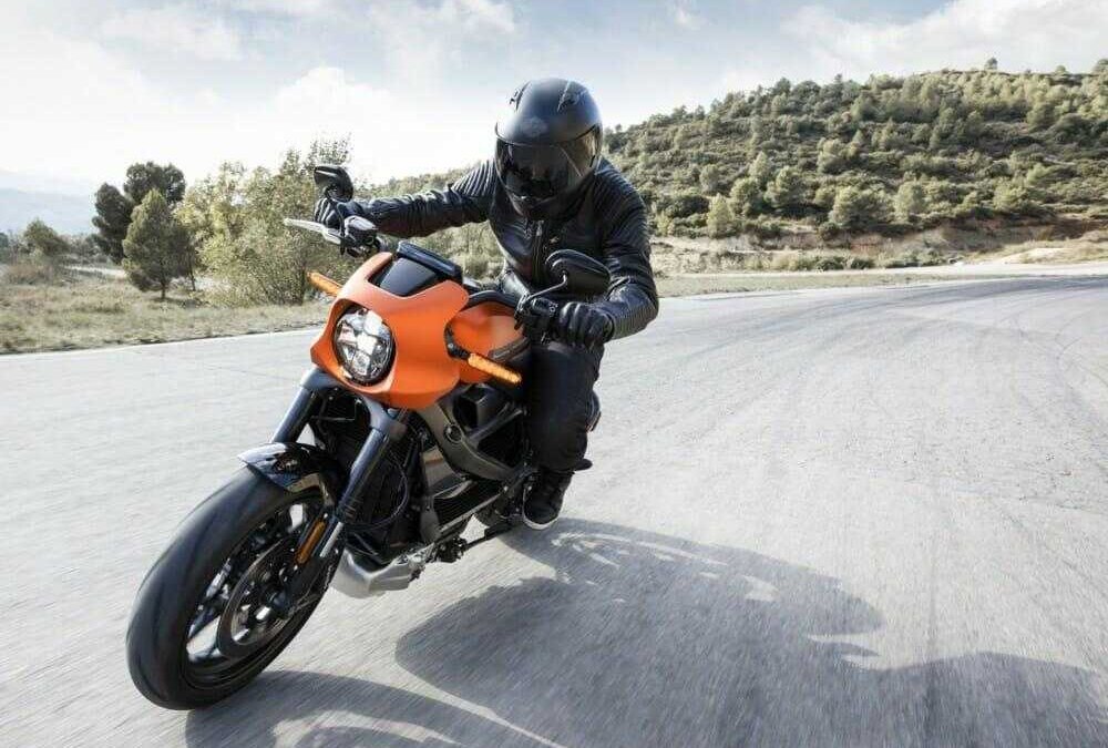 Мотоцикл Harley-Davidson LiveWire на повороте по дороге