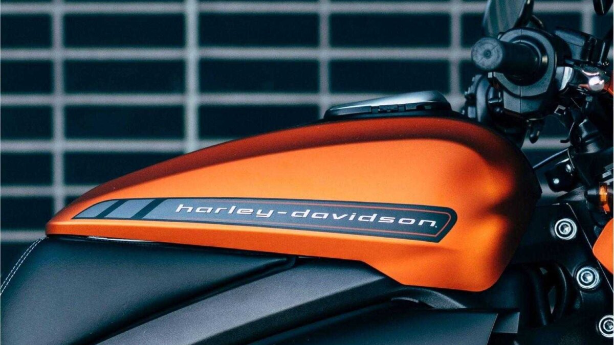 Крупный план корпуса электромотоцикла Harley-Davidson LiveWire оранжевого цвета