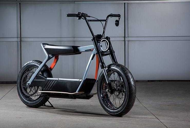 Электрический мотоцикл Harley-Davidson LiveWire с крупными шинами и прямой рукояткой руля