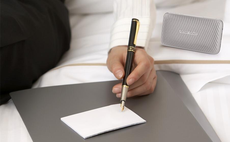 Harman Kardon выпустила портативную колонку Esquire Mini 2 в России 10 hk esquire mini2 white lifestyle03