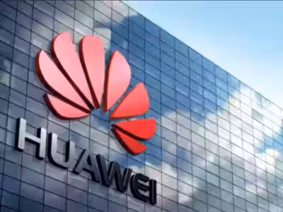 Здание с логотипом Huawei на фасаде в солнечную погоду