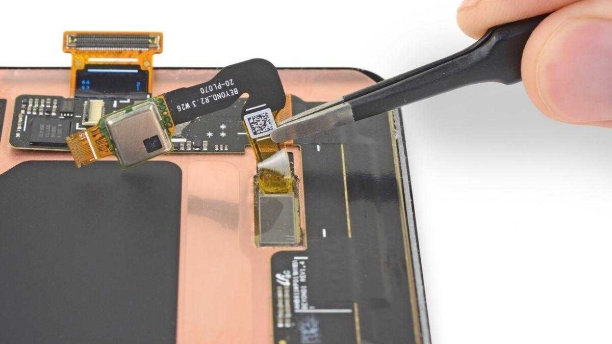 В iFixit разобрали Galaxy S10. Ремонтировать его будет сложно 6 ifixit s10 2