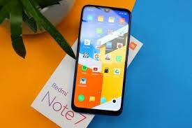 Мужчина в костюме за компьютером с монитором Windows и старым ПК