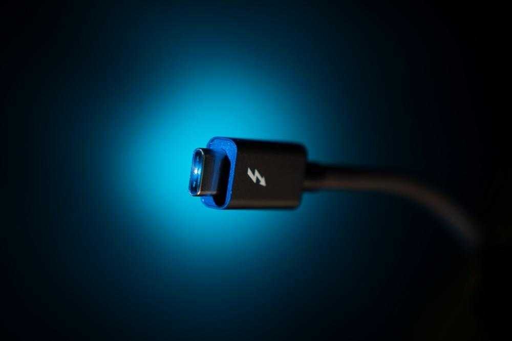 Коннектор USB4 с подсветкой и логотипом Thunderbolt 3