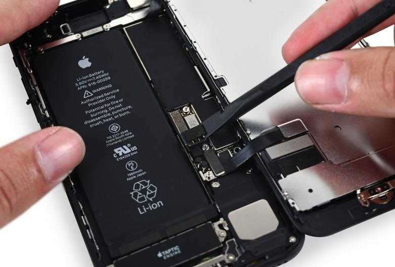 Сервисные центры Apple разрешат ремонт айфонов со сторонними аккумуляторами (iphone 7 teardown battery chips)