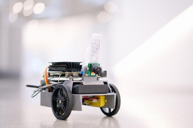 NVIDIA выпустила карманный AI-компьютер Jetson Nano для DIY-проектов 5 jetbot 181 796x531 1