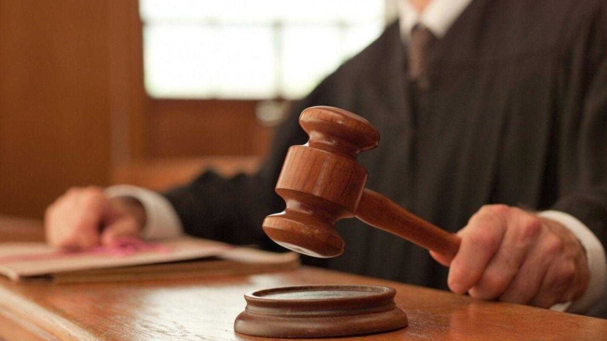 Huawei не признает обвинения в краже коммерческой тайны T-Mobile 3 judge gavel