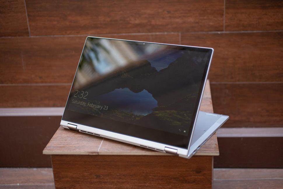 Ноутбук-трансформер Lenovo IdeaPad C340 с экраном, открытый на деревянной поверхности