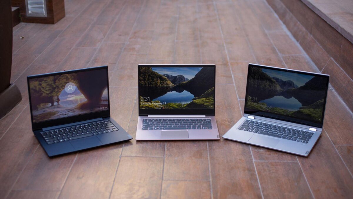 Три ноутбука-трансформера Lenovo IdeaPad C340 на деревянном полу