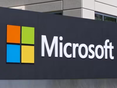 Фасад здания с логотипом Microsoft и оконными витражами