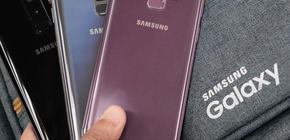 Четыре смартфона Samsung Galaxy A70 в разных цветах на поверхности