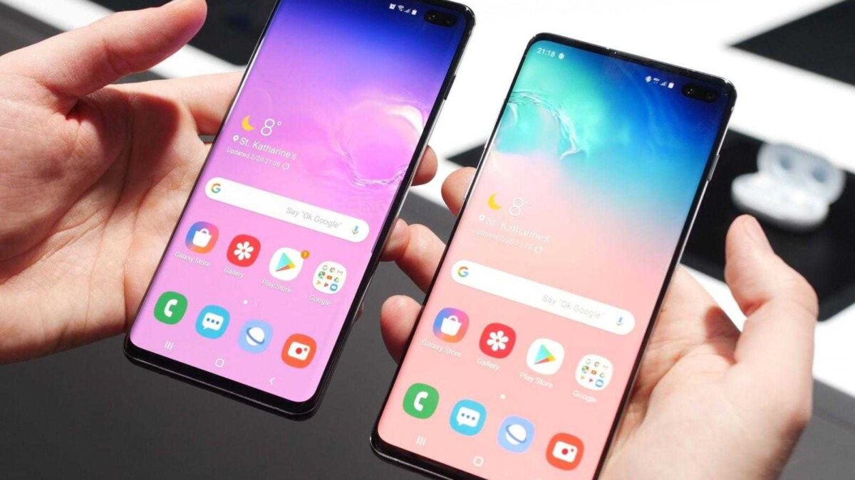 Два смартфона Samsung Galaxy S10+ и S10 с интерфейсом