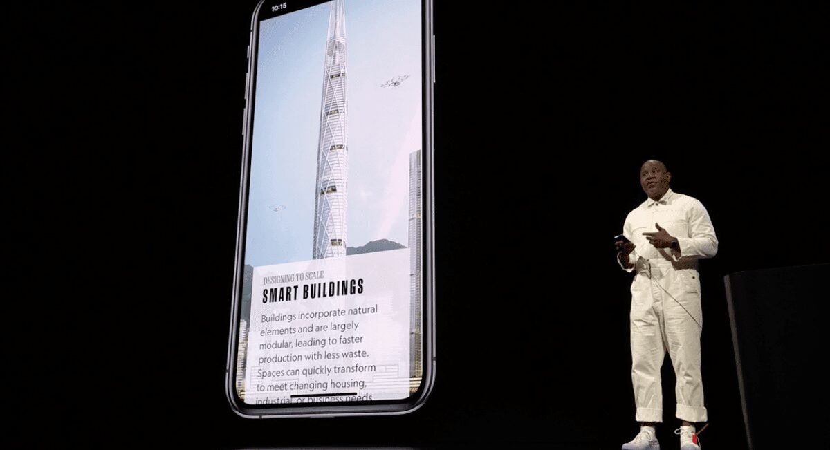 Представление нового iPhone на презентации с человеком и слайдом