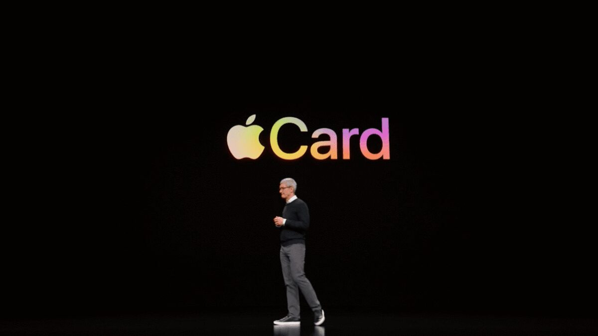 Человек на сцене с логотипом Apple Card на черном фоне