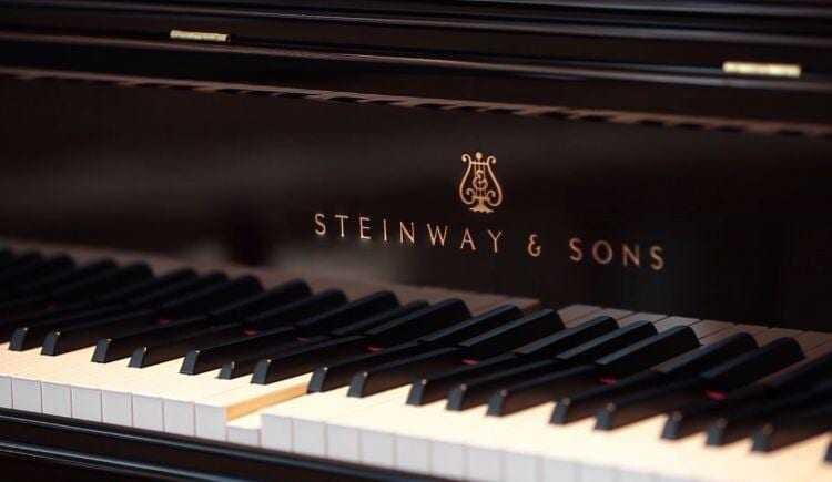Рояль Steinway & Sons с логотипом сверху и клавишами слева