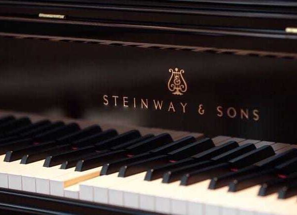 Steinway выпустил высокотехнологичный рояль, который записывает выступление (spirio marketing poster)