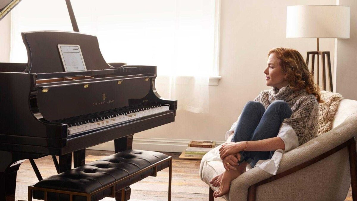 Электронный рояль Steinway с дисплеем и педалями