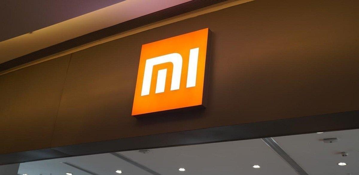 Вывеска Xiaomi с белым логотипом на оранжевом фоне