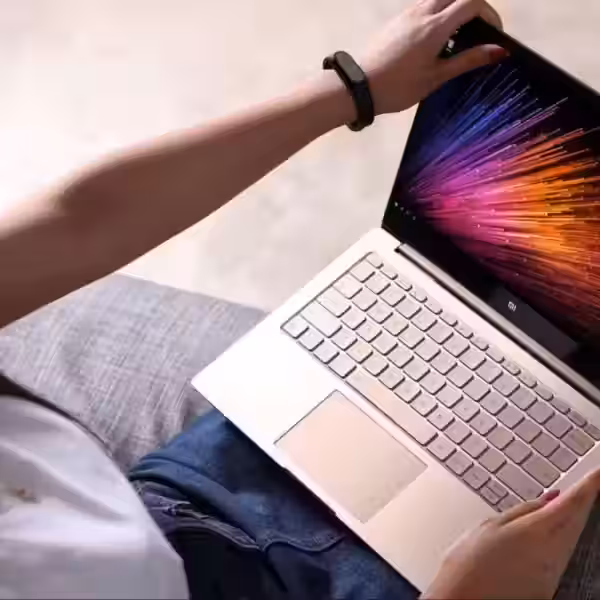 Молодая женщина держит ноутбук Xiaomi Mi Notebook Air 12.5