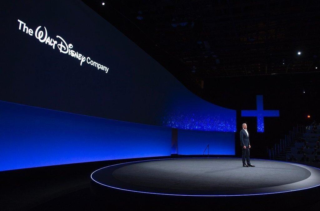 Крупный план на сцену презентации Disney plus установка