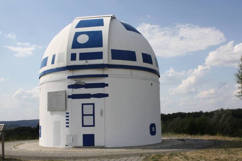 Обсерватория, окрашенная в дизайн R2-D2 из
