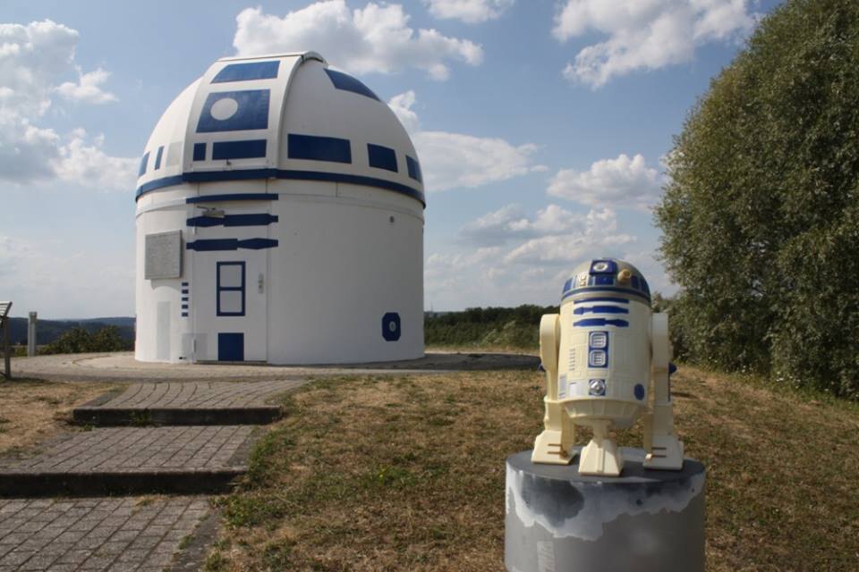 Космический корабль R2-D2 и мини-Р2-Д2 на постаменте