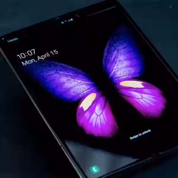 Складной смартфон Samsung Galaxy Fold на черном фоне