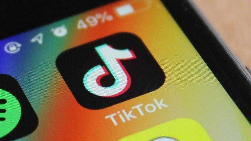 Значок TikTok на экране смартфона Android с зарядкой и батареей