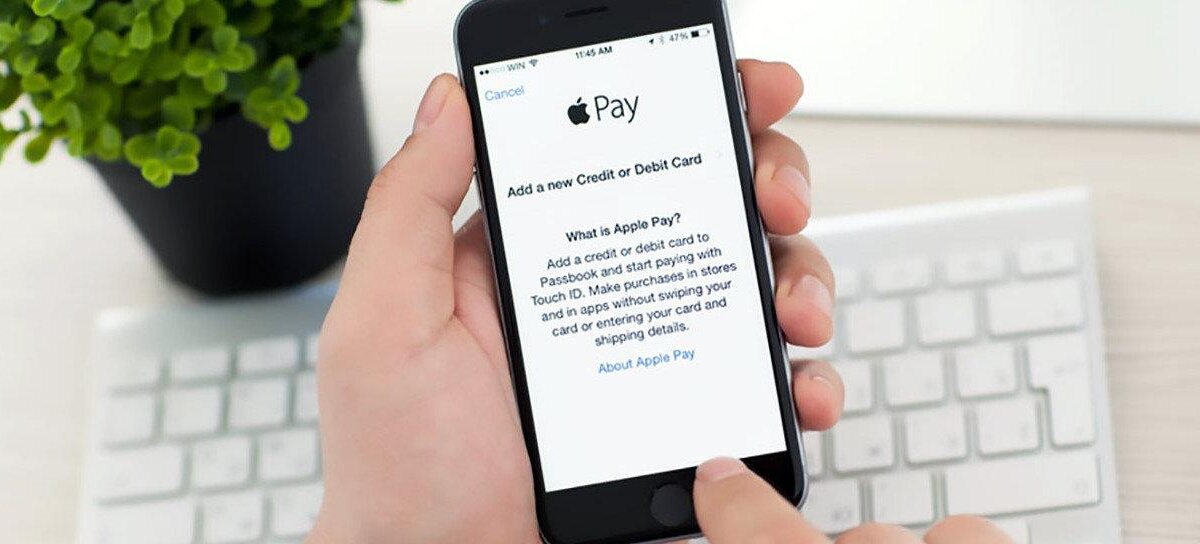 Айфон с экраном Apple Pay и информацией о карте