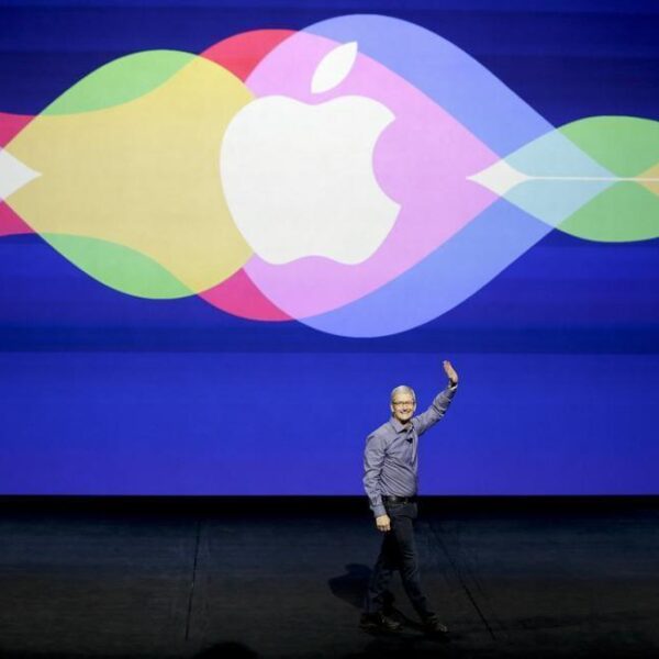 Apple переманила исследователя искусственного интеллекта из Google (apple sign event tim cook)