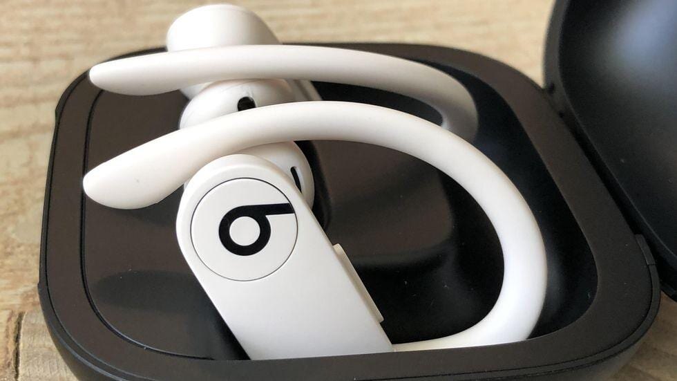 Beats анонсировали "спортивные AirPods", беспроводные наушники Powerbeats Pro с чипом Apple H1 5 beats powerbeats pro 17