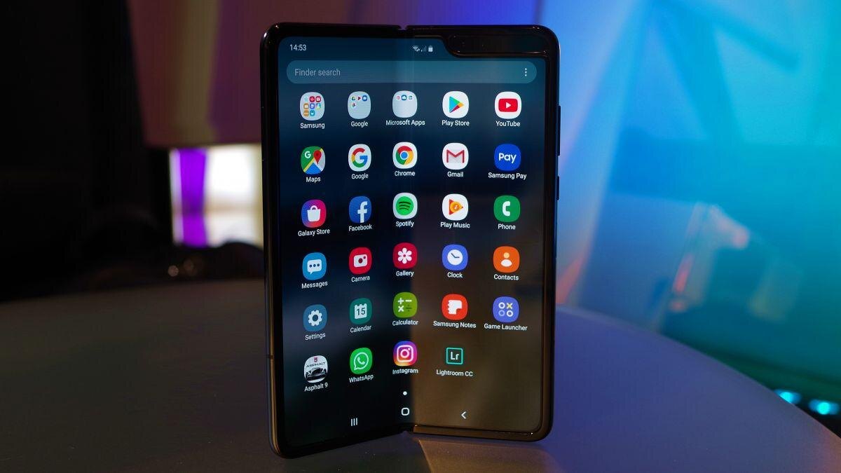 Складной смартфон Samsung Galaxy Fold с открытым дисплеем