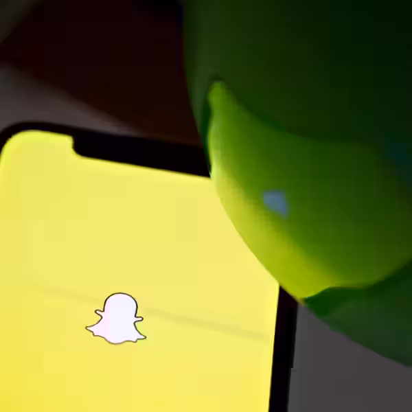 Смартфон с ярким желтым экраном и логотипом Snapchat