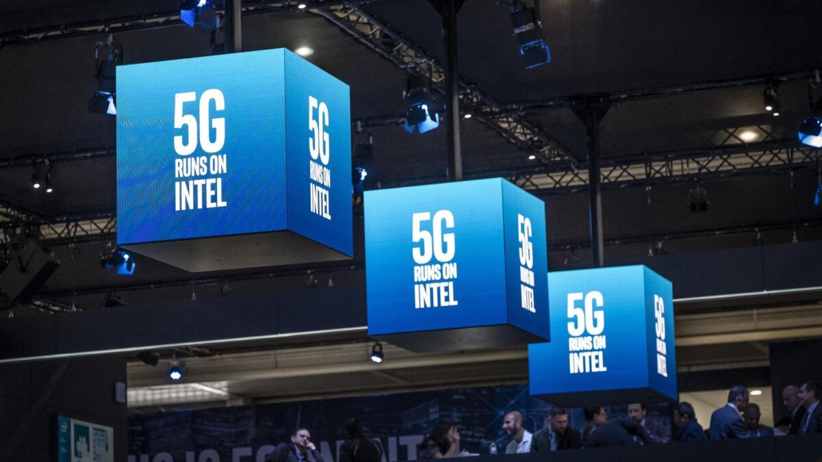 Экранные дисплеи с надписью 5G и Intel на потолке