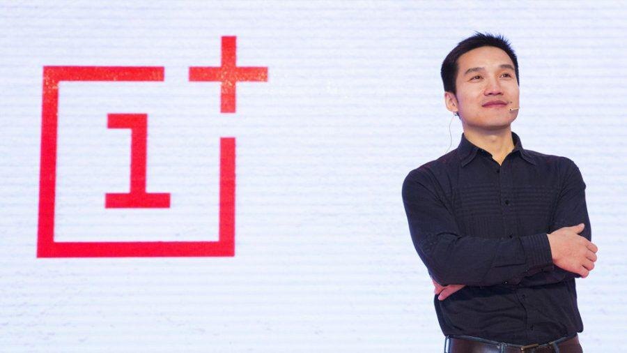 Джон Торри CEO OnePlus на презентации складного смартфона