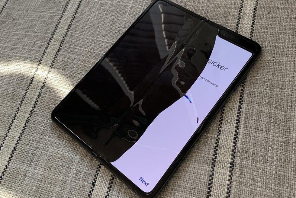 Первые обзоры складного Galaxy Fold: Экран ломается через 2 дня использования 4 galaxy fold breaking 980x656 1
