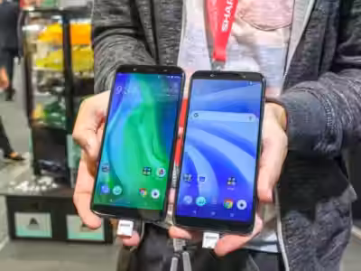 Два смартфона HTC с дисплеями в руках человека