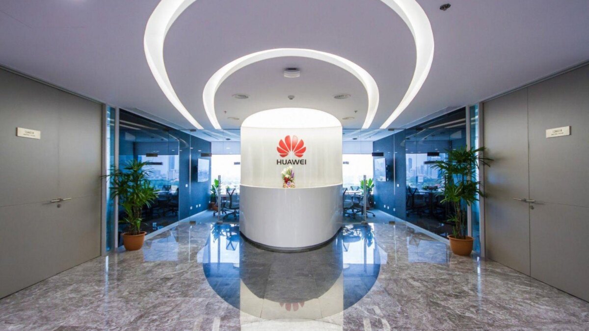 Фойе с стойкой ресепшн и логотипом Huawei
