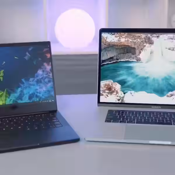 Два ноутбука MacBook и Razer на столе