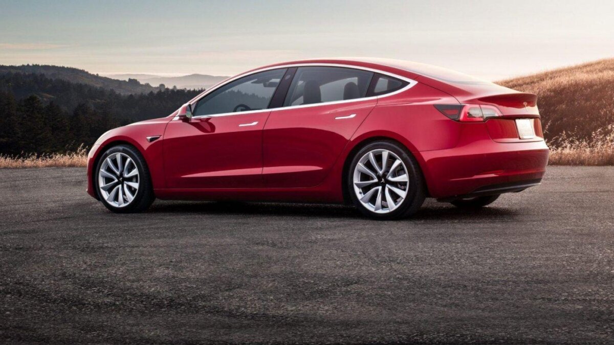 Telsa планирует повышение цен в мае 2 red tesla model 3 sunset e1549437553845