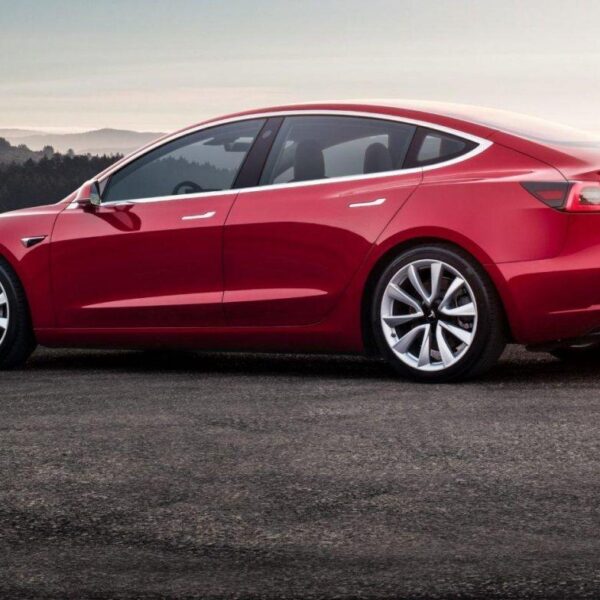Tesla сообщила о больших убытках за первый квартал этого года (red tesla model 3 sunset e1549437553845)