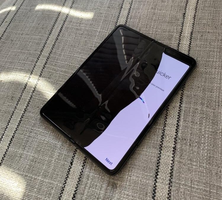 Складной смартфон Samsung Galaxy Fold с черным экраном
