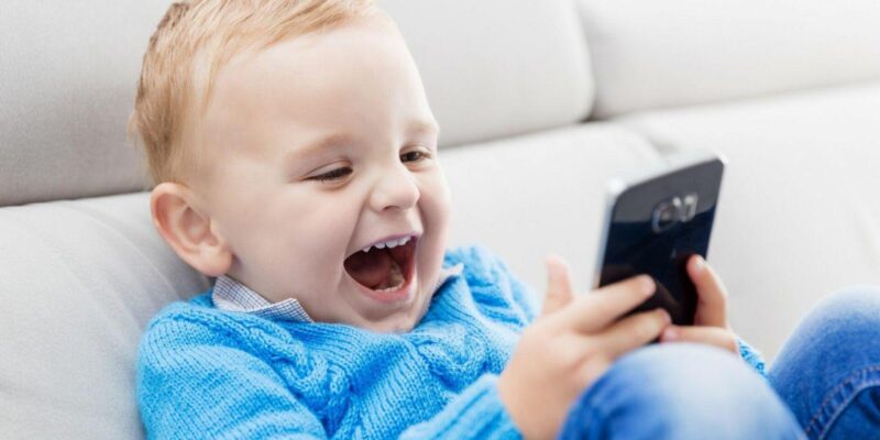 ВОЗ порекомендовала ограничить использование гаджетов детьми до 5 лет (smartphones 1)