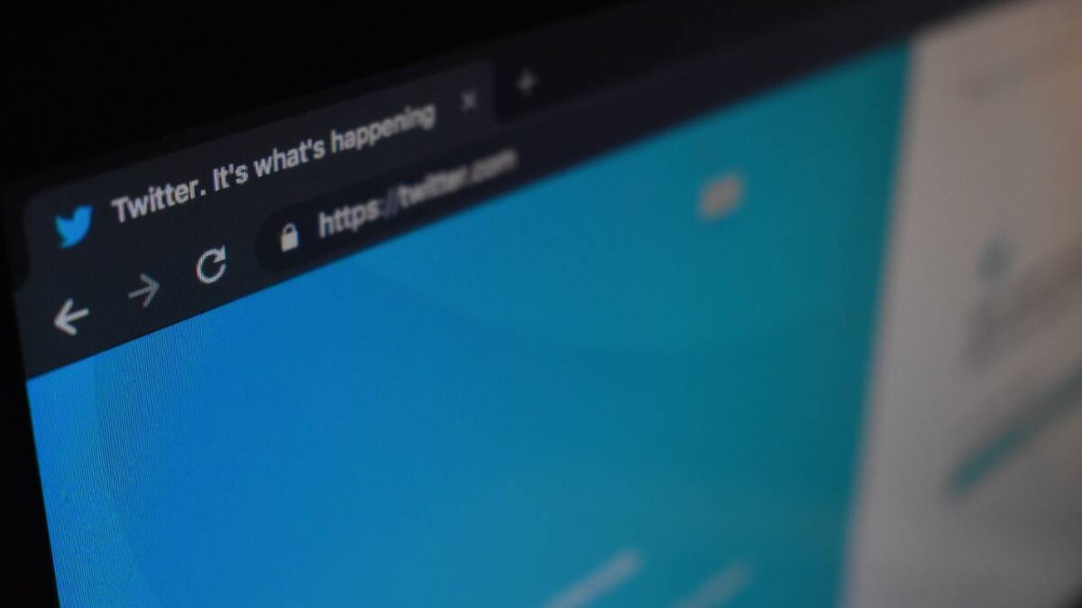 Браузер на смартфоне с складывающимся экраном в левом верхнем углу