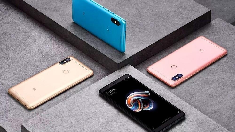 Четыре смартфона Xiaomi с разными цветами и дизайнами